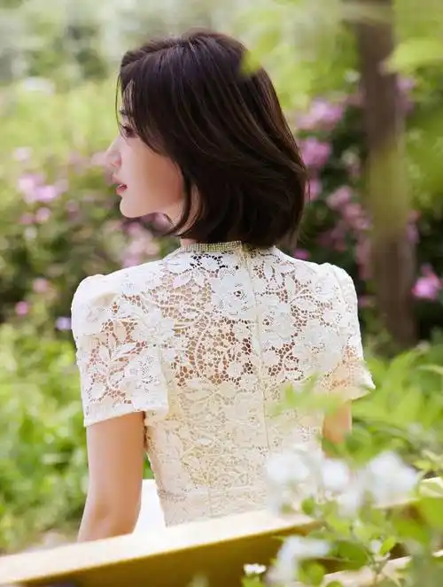 毛晓彤白色时尚镂空裙造型_短发_魅力_裙子