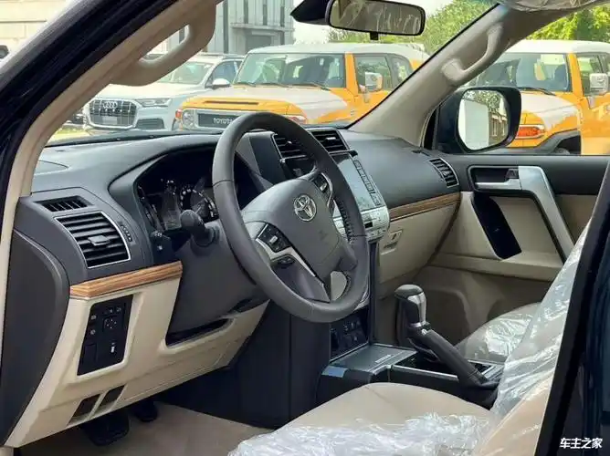 2023款丰田霸道2700的内饰同样变化较大,如果说前一代的内饰无论是