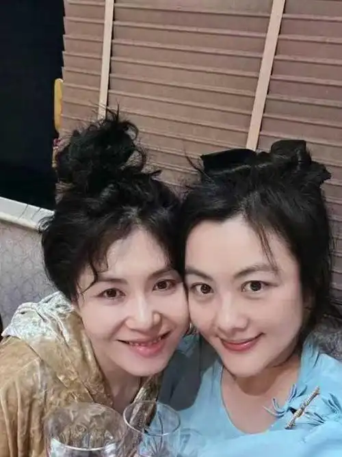 49岁李健高调秀恩爱与妻子孟小蓓首次高清正脸曝光笑容灿烂