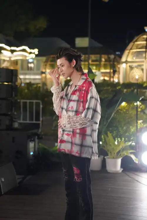 超话背着"显眼包"买早餐的经纪人@小鬼-王琳凯已妥善安排好所有行程