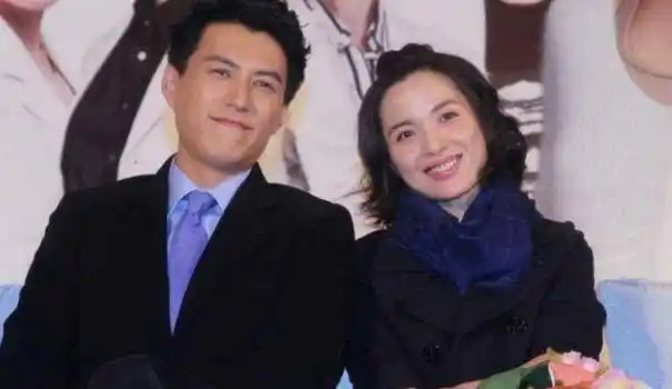 靳东一生中爱过的三个女人,怎料兜兜转转,最后还是娶了二婚的她插图1