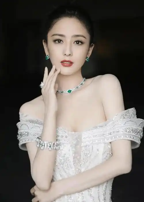 佟丽娅红裙写真美不美?