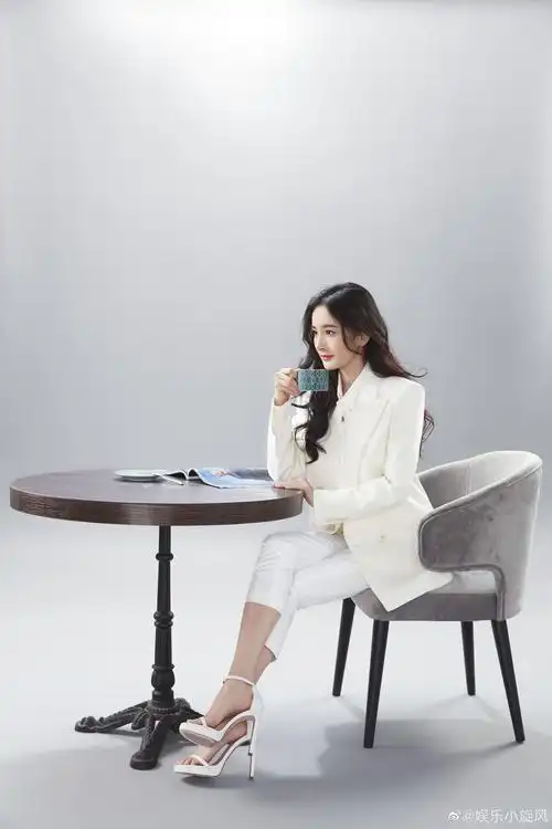 awsl,@杨幂 白色西装造型照来了,气场直接越过屏幕怼到脸上