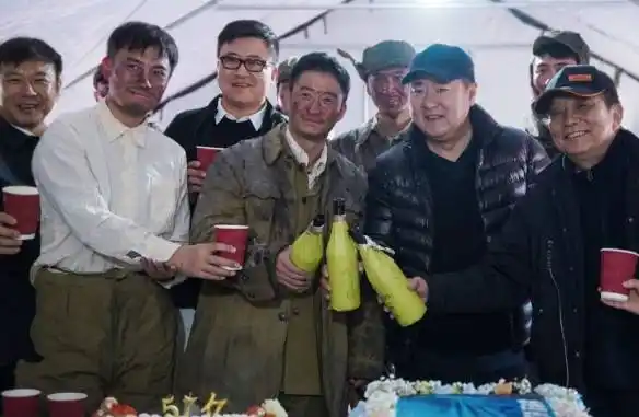 幕后花絮照曝光 战损版吴京现身_原班人马_战场_张涵予