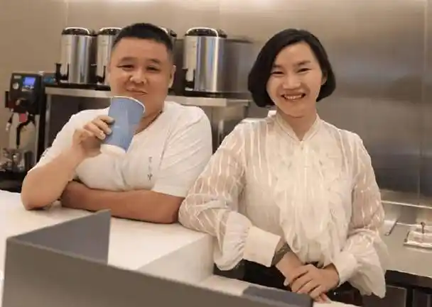 偶遇王俊凯爸妈旅游,穿情侣装喝同一杯奶茶,隔着人海对视超甜_工作