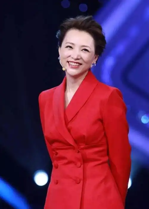 董卿素颜仍比村妇要漂亮得多但跟舞台反差大叉腰站立没书卷气