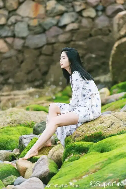 虽然在剧中没有展露身材的机会,但环球小姐出身的许龄月好身材自然