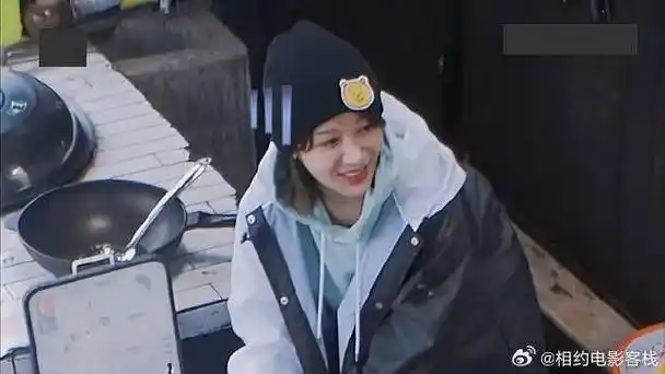 杨紫和张艺兴之间的互动,也太有爱了_新浪新闻