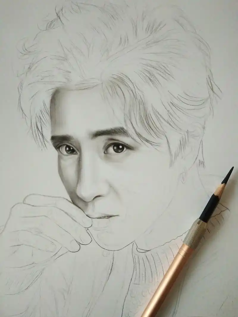 艺术# 手绘明星肖像画【薛之谦】工具:炭笔,炭粉,擦笔,素描纸.