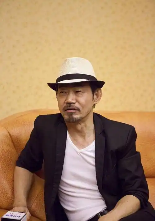 成龙高片酬请元华拍戏,元华却拒绝,转身拍了一部低片酬的戏_周星驰