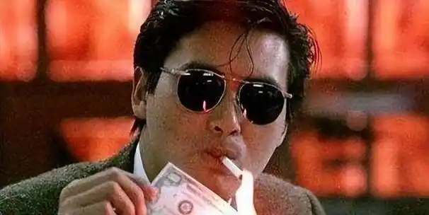 他,是那个潇洒不羁,用钱点烟的豪放男人,江湖人称小马哥.