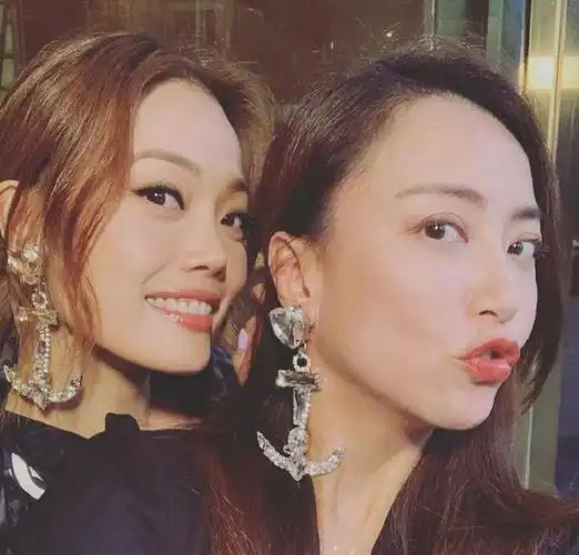 霍汶希卡点庆祝容祖儿出道22周年,两人贴面自拍,情似姐妹