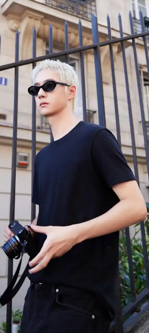 还有一张小骨头04项链瞩目哈哈哈哈#王一博#wyb#外媒报道王一博巴黎