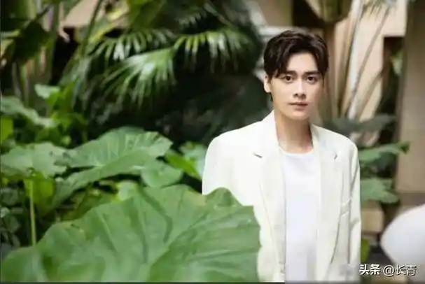 李易峰与金晨,甜蜜旅行,联手创业生活美滋滋.