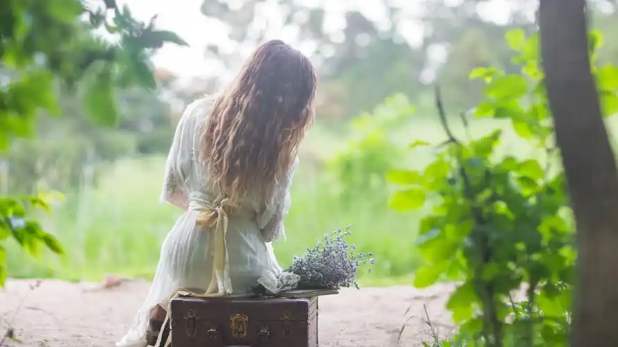 卷发女孩森林唯美艺术照电脑壁纸高清大图预览1920x1080_美女壁纸下载