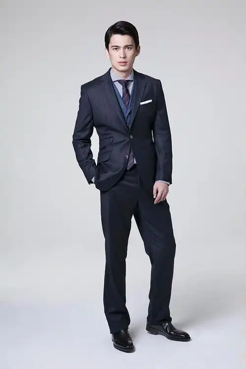 1,西装搭配牛仔裤,西装混搭牛仔裤是最常见的穿法,因为有了牛仔单宁风