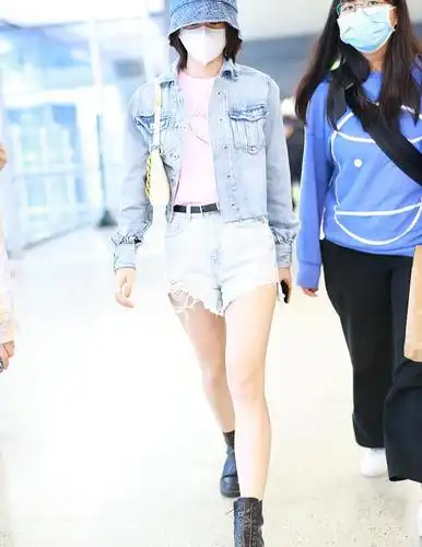 张雪迎穿牛仔装搭粉t元气满满 穿短裤秀白皙美腿十足惹眼