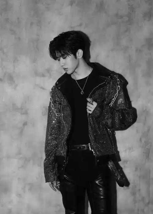 人气偶像蔡徐坤,原来也是爱健身的达人,还有性感的腹肌_好身材_双腿