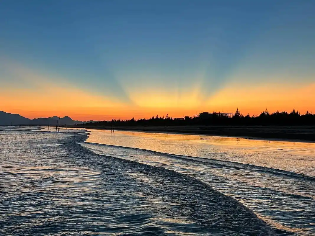 海边日落."当丁达尔效应出现的时候,光就有了形状,当你出现时 - 抖音