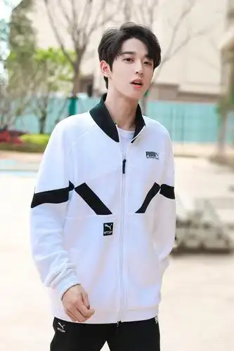 高中校草来了,吴宇恒今天的街拍好帅!帅拉了.