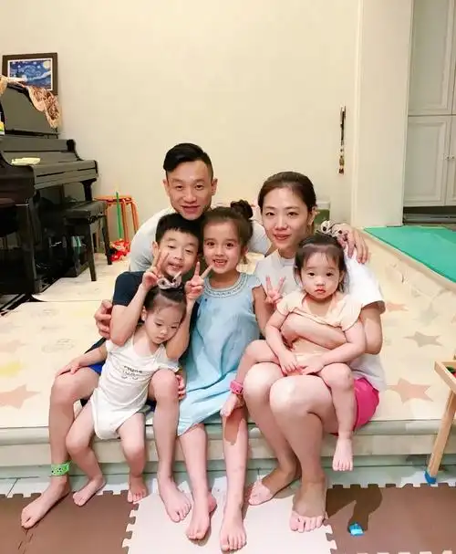 杨云晒杨阳洋与妹妹同框照,老二笑起来太像爸爸了!