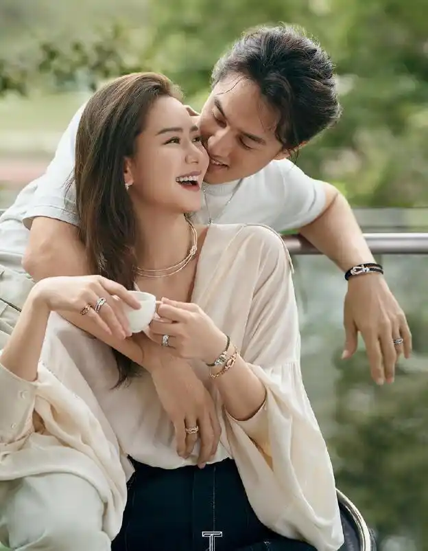 戚薇李承铉拍大片撒狗粮两人甜蜜互动爱意满满