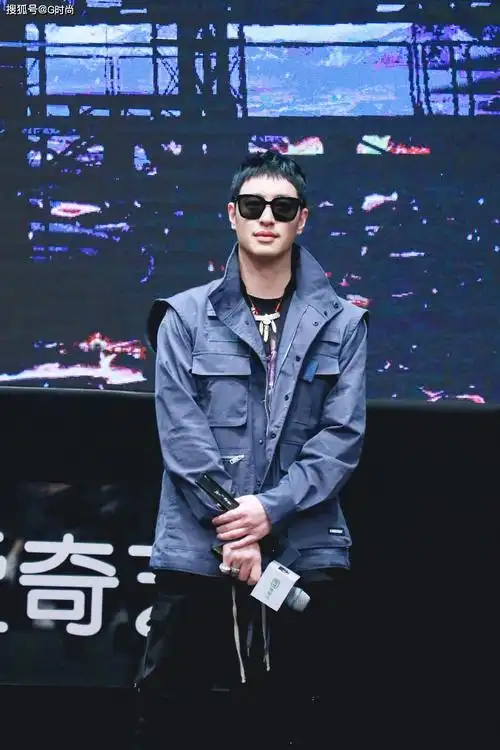 潘玮柏亮相中国新说唱发布会尽显嘻哈态度