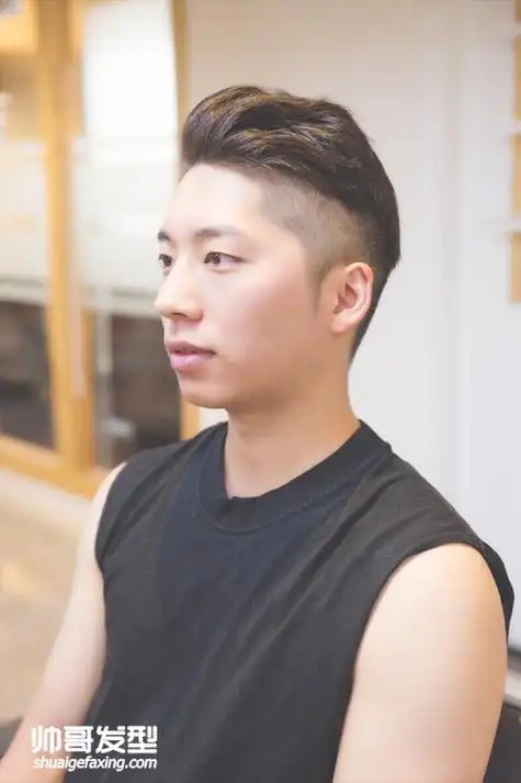男生两边头发怎么剪好看两侧剃光的背头卷发