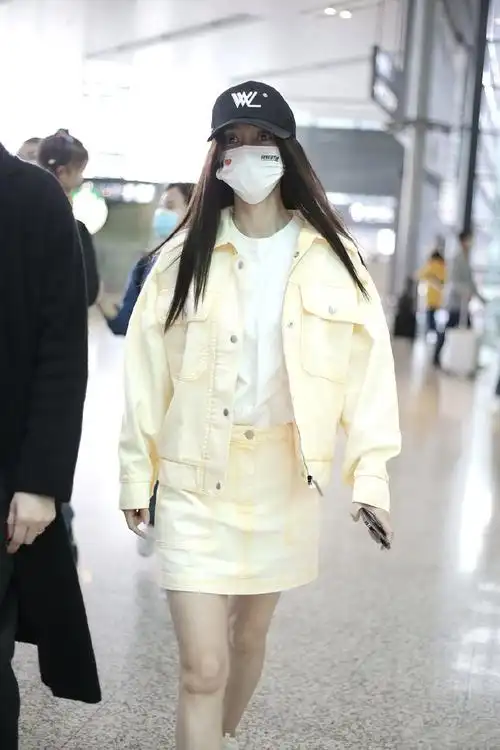 杨颖最新机场私服一身黄色牛仔裙帅气明媚31岁少女感依旧很好