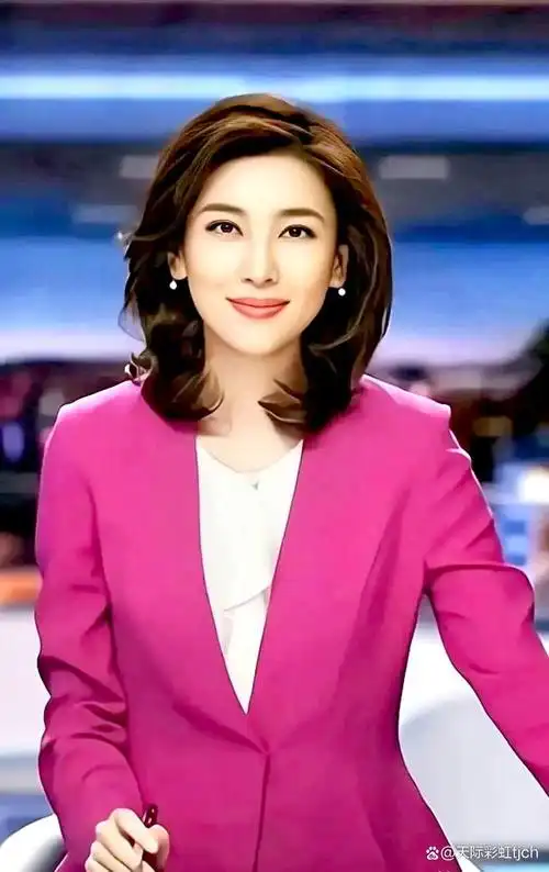 李红,电视节目主持人,1998年开始主持吉林电视台的《晚新闻》节目