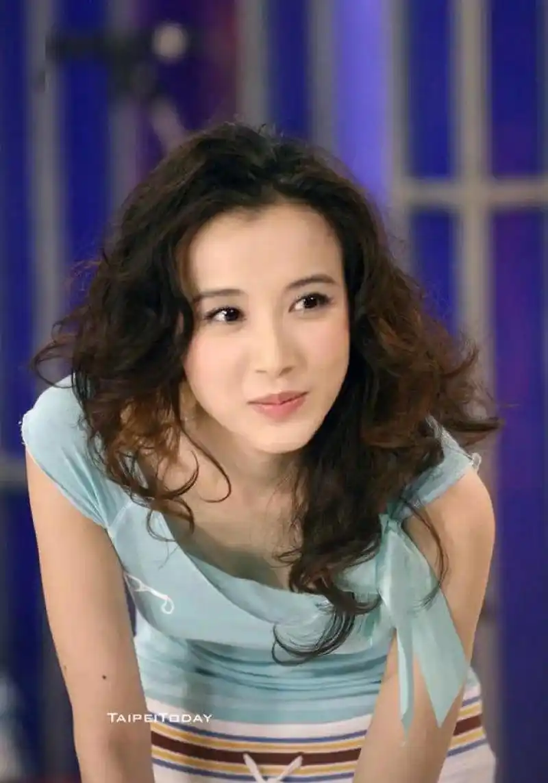 出席活动,结束后坐车离开,谁知半路突然被一辆保时捷小跑截住了去路