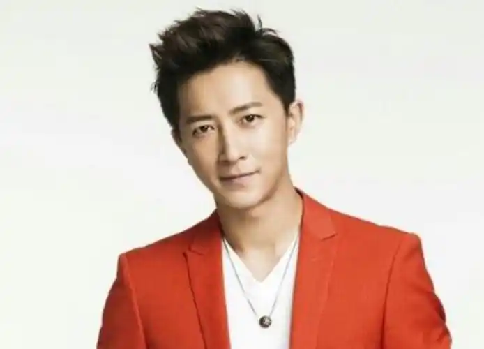 那就是韩庚,他出生于1984年,仅比王丽坤大一岁,也是所有男朋友里面和