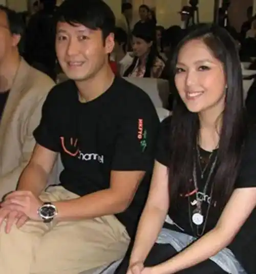 那几年,阿wing借着黎明的宠爱,从小助理到经纪人再到营业部经理,慢慢