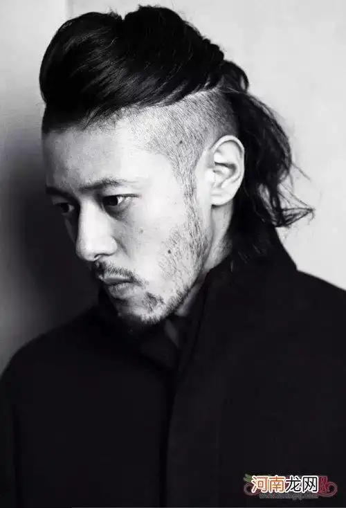 男生长头发扎小辫耍酷玩调皮 今年男生超酷帅的扎头发造型