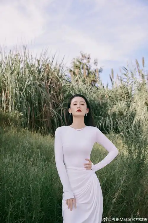 演员@李沁in#poem#「白色连体衣」&「白色绉结半身裙」拍摄生日大片.