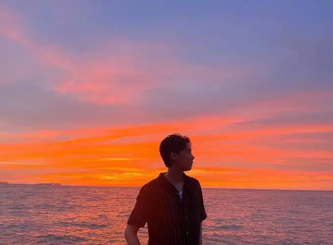 李易峰ins更新海边帅照为小蜜蜂送来爱的明信片