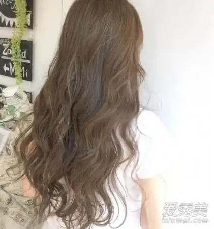 女大学生时适合留什么发型 长发 波浪最美