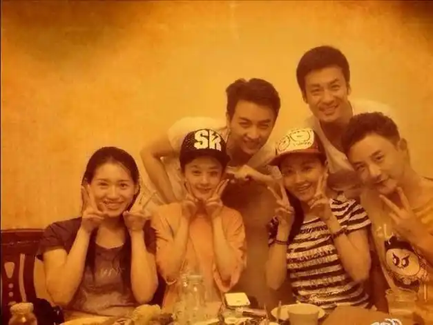 偶然看到陈晓和赵丽颖杨蓉2013年的亲密照,秒懂真假情侣的区别