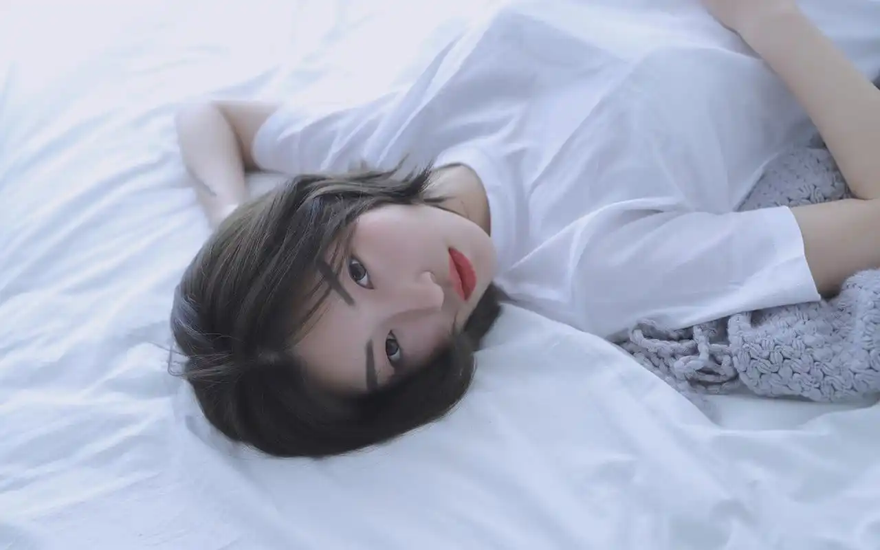 短发美女清爽简约私房写真桌面壁纸