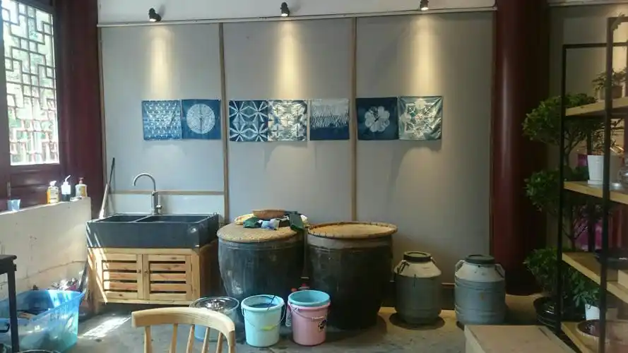 沿墙的一排染缸在静静地等待,今天会引来哪些巧娘呢