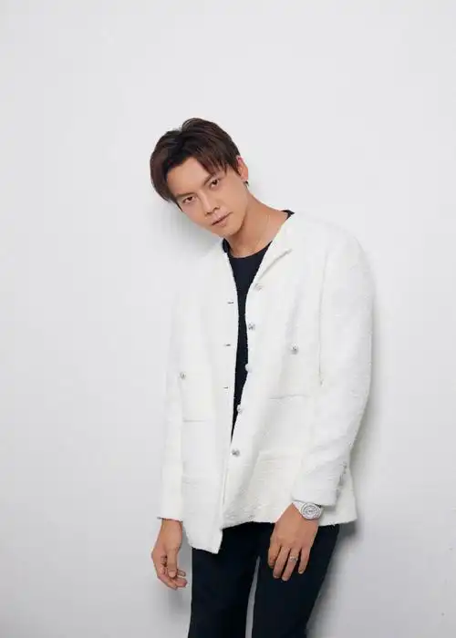 陈伟霆怼脸造型无死角##陈伟霆华表奖白色外套造型