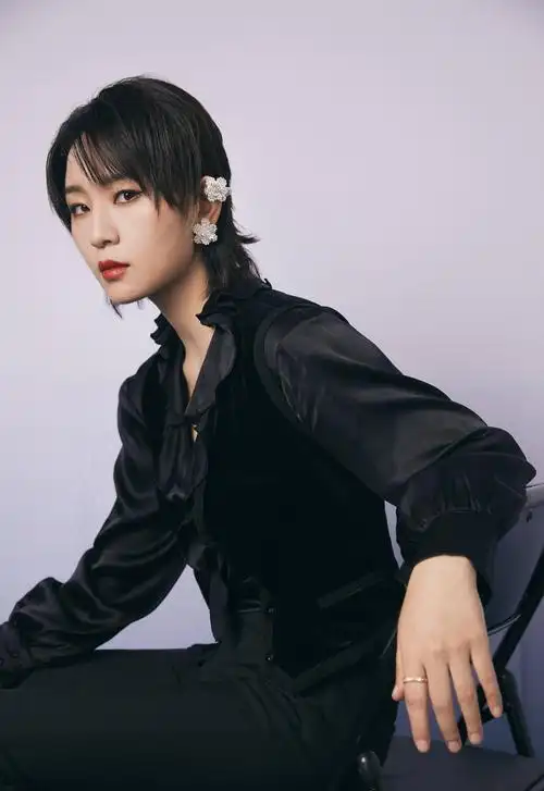 周笔畅纯黑酷飒写真照释出 强势耀眼气场全开