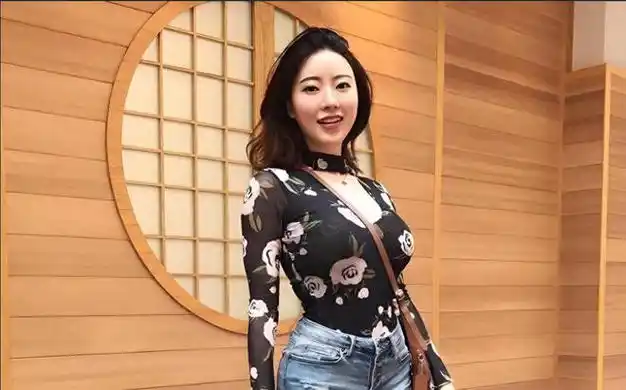 因"刘强东"走红的蒋聘婷,国外住豪宅开豪车,生活奢靡