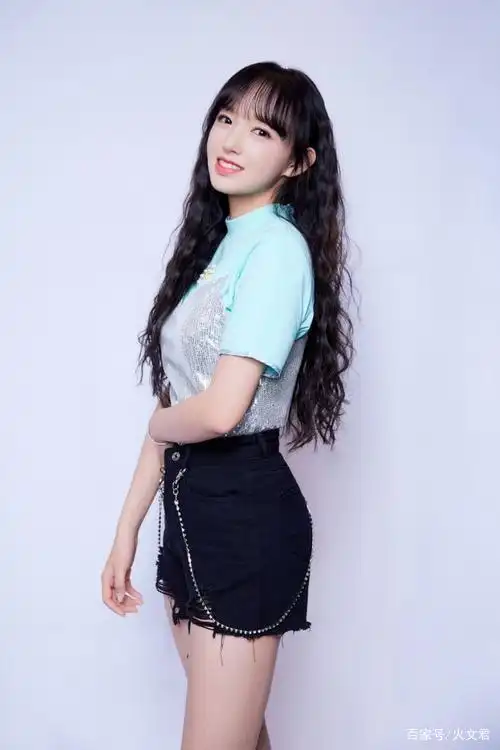 程潇为什么被称为"奶潇",身材太好,高难度一字马秀舞蹈功底