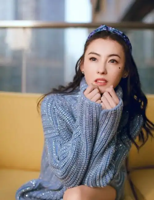 张柏芝三胎后更丰满穿宽松毛衣也藏不住凹凸感42岁辣妈不简单