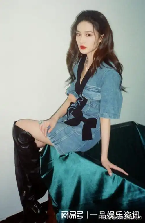 李沁穿牛仔裙配长皮靴红唇动人