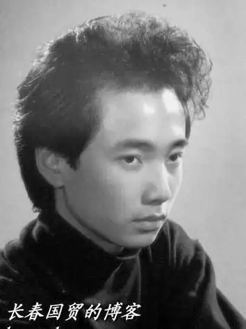 知名博主长春国贸在微博曝光了徐峥20年前的照片,照片中徐峥一头浓密