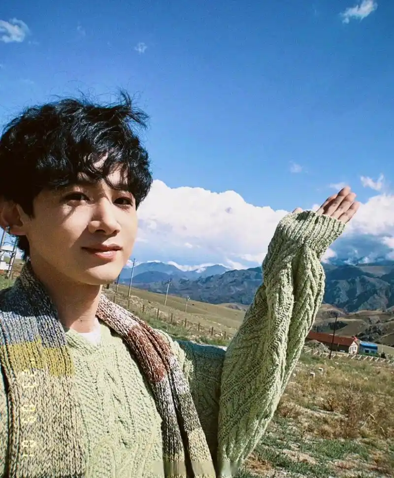 绿毛衣#一个简单款绿毛衣在他身上也让人惊艳到了呀,白敬亭真的很帅