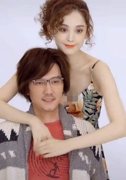 冯绍峰古力娜扎拍大片,头靠肩膀表情拘谨,网友:已婚男人的觉悟_赵丽颖