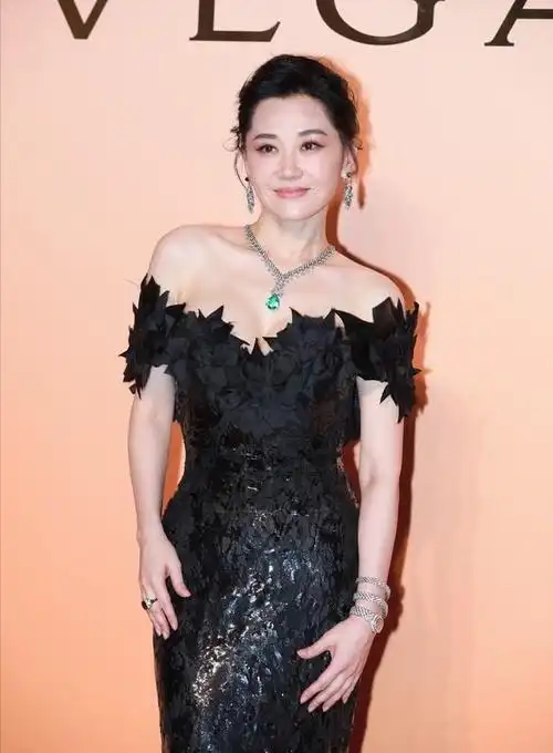 53岁许晴近照曝光皮肤犹如婴儿般滑嫩紧致冻龄女神名不虚传